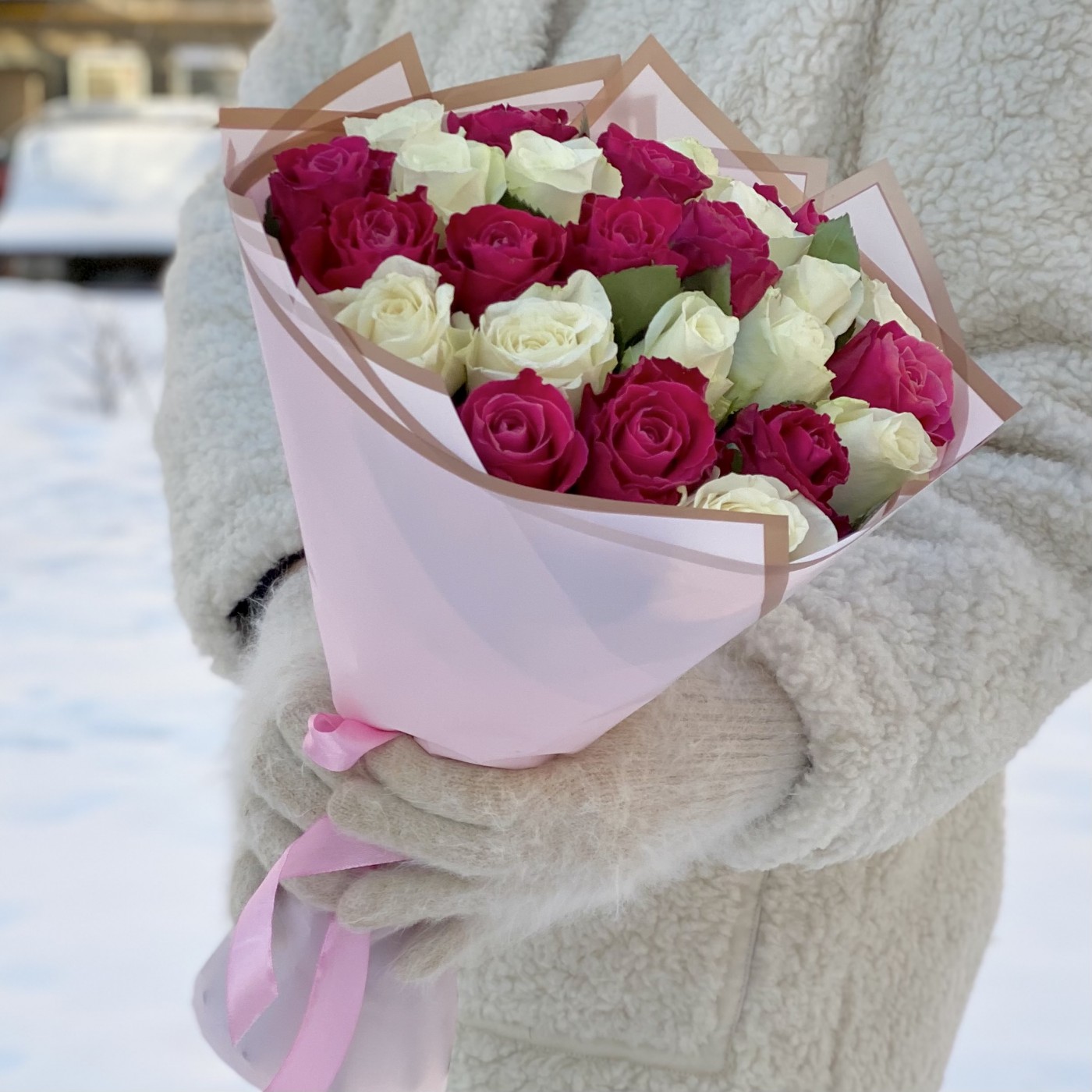 25 малиновых и белых роз